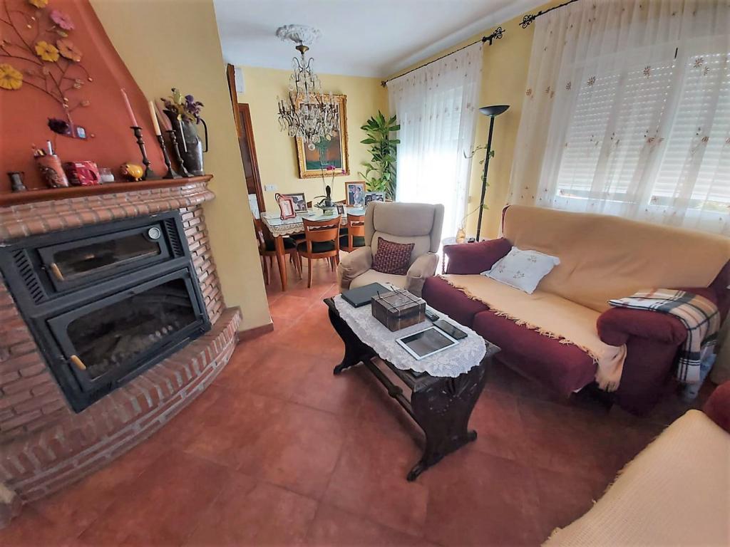 3 BEDROOM COUNTRY PROPERTY WITH 2538 m2 OF FLAT PLOT, SWIMMING POOL, GARAGE & DETACHED APARTMENT - NERJA, EAST