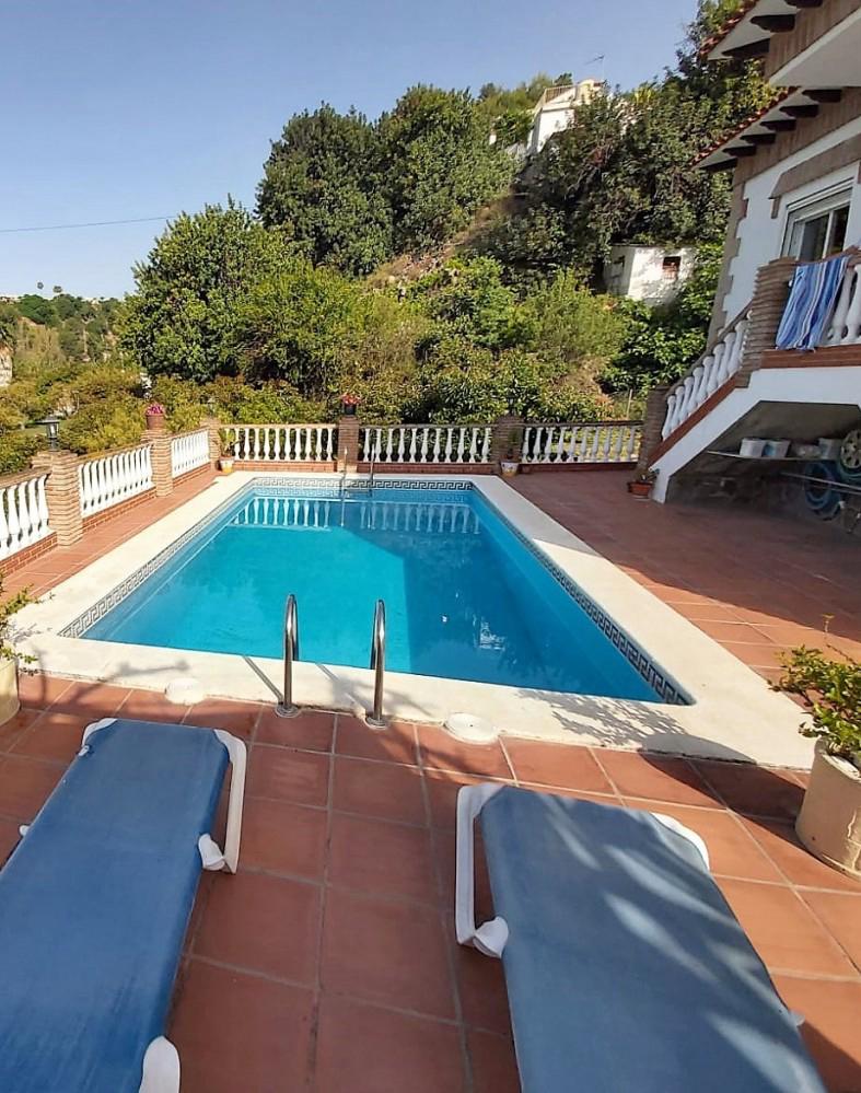 LANDHAUS MIT 3 SCHLAFZIMMERN, 2538 m2 FLACHGRUNDSTÜCK, SWIMMINGPOOL, GARAGE UND FREISTEHENDER WOHNUNG - NERJA, OSTEN