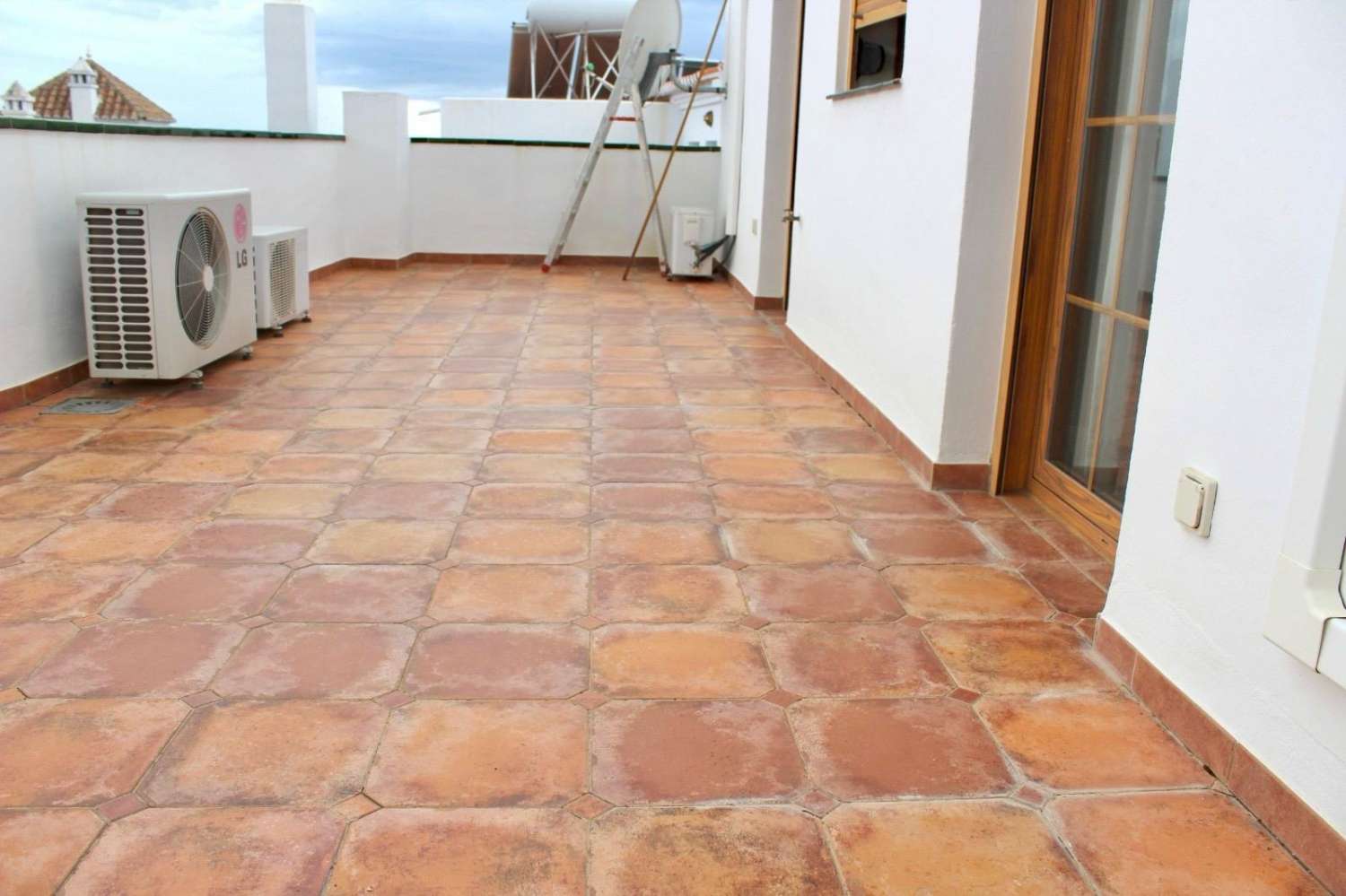 SPACIOUS TOWNHOUSE WITH INDEPENDENT APARTMENT - FRIGILIANA