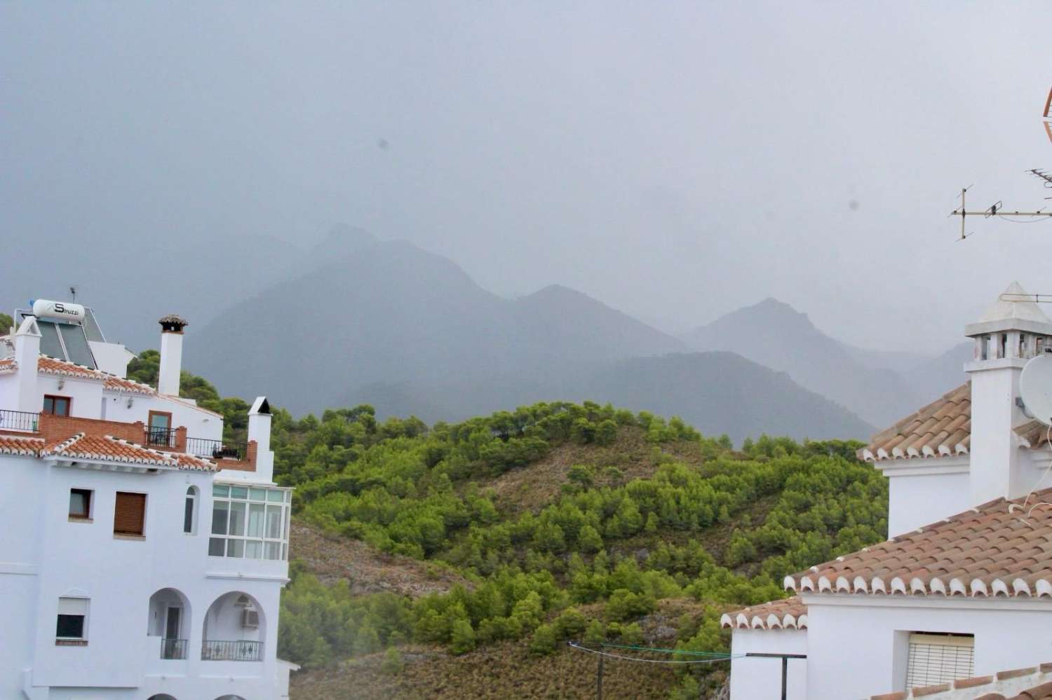 ESPACIOSA CASA ADOSADA CON APARTAMENTO INDEPENDIENTE - FRIGILIANA