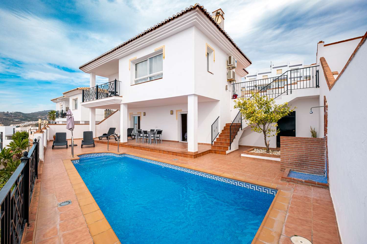 Schöne unabhängige Villa im Torrox Park in perfektem Zustand und mit atemberaubendem Meerblick