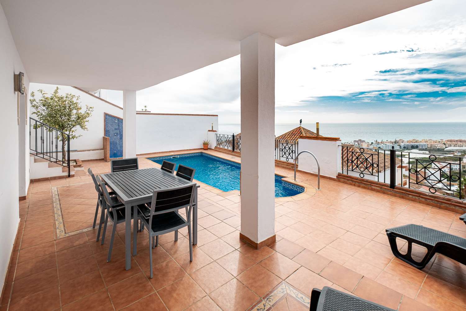 Beautiful independent villa in Torrox Park in perfect condition and with stunning sea views