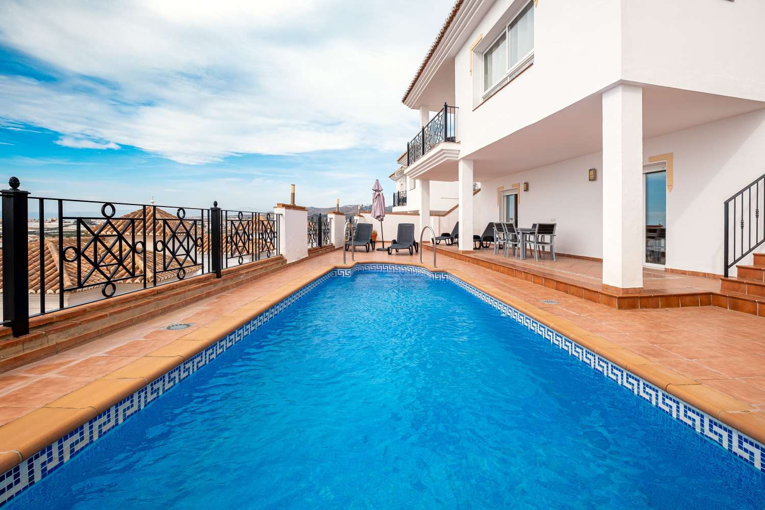 Schöne unabhängige Villa im Torrox Park in perfektem Zustand und mit atemberaubendem Meerblick