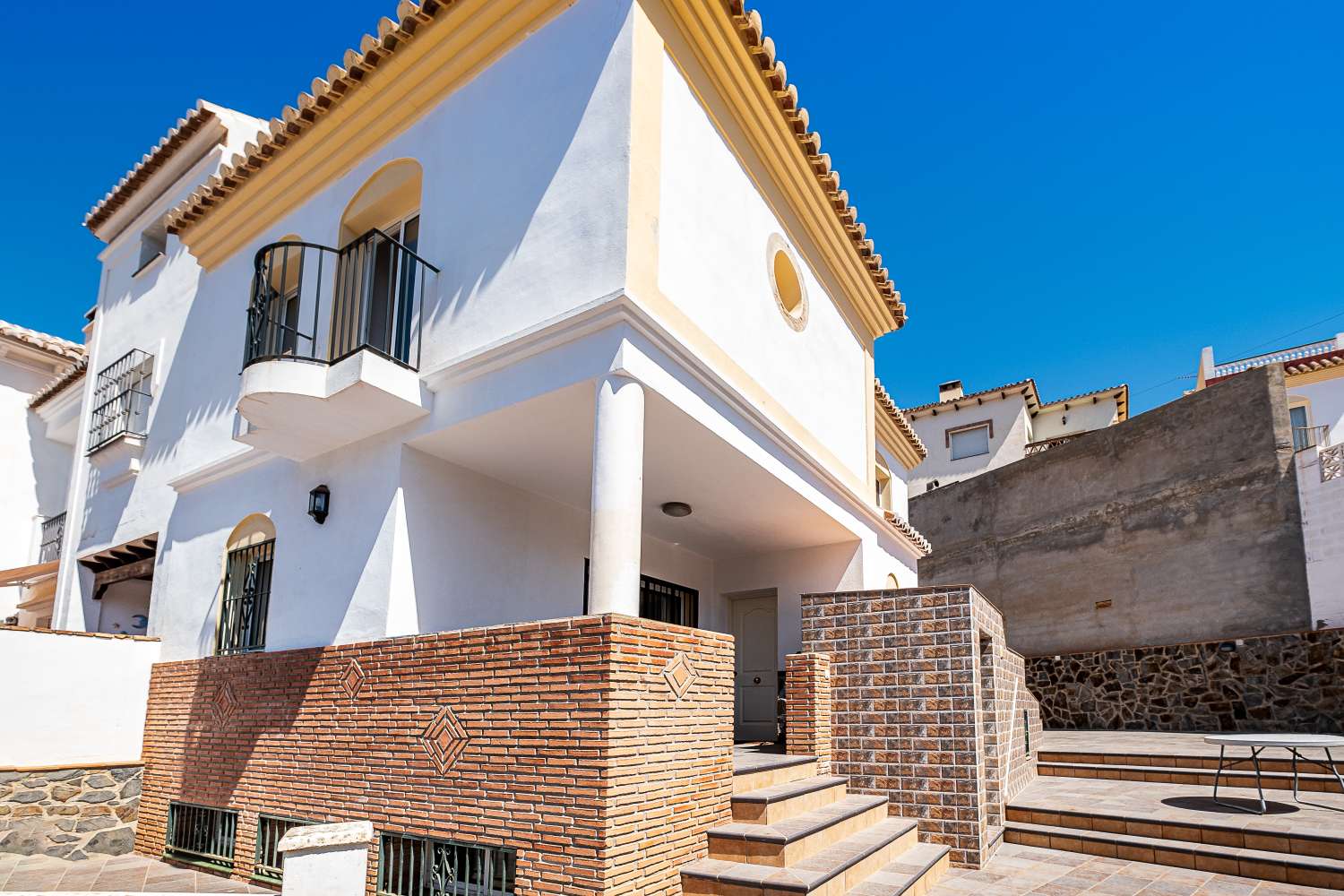 Spacious semi-detached villa in Flamingo Urbanization - Nerja