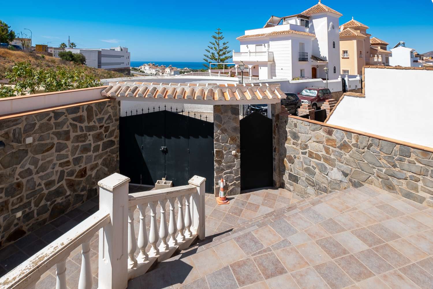 Spacious semi-detached villa in Flamingo Urbanization - Nerja