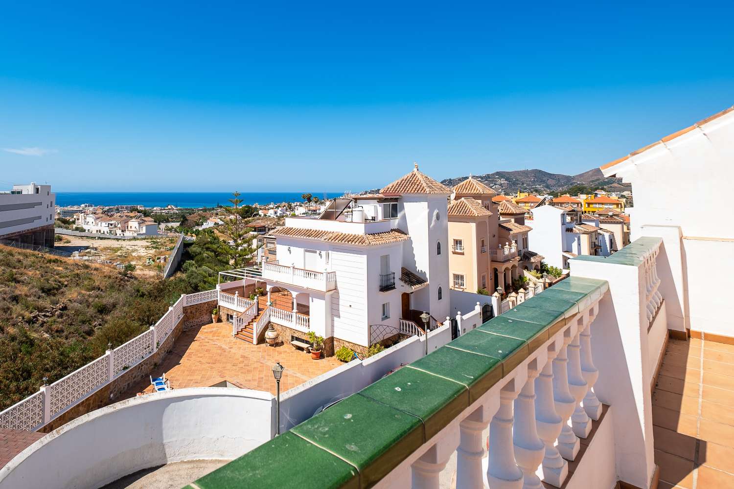 Spacious semi-detached villa in Flamingo Urbanization - Nerja