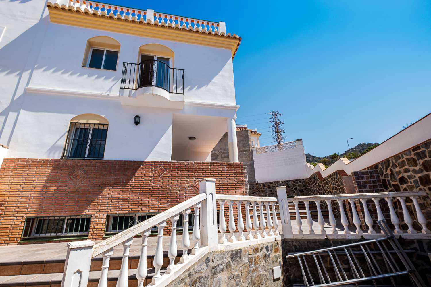 Spacious semi-detached villa in Flamingo Urbanization - Nerja