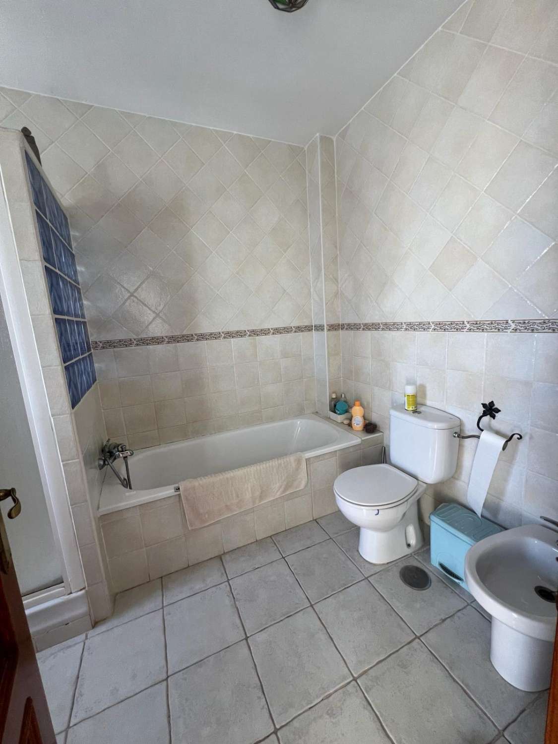 Espaciosa casa con piscina y parking en Nerja