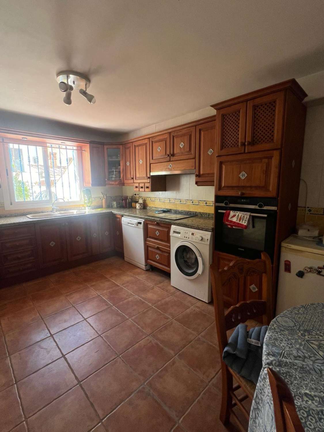 Espaciosa casa con piscina y parking en Nerja