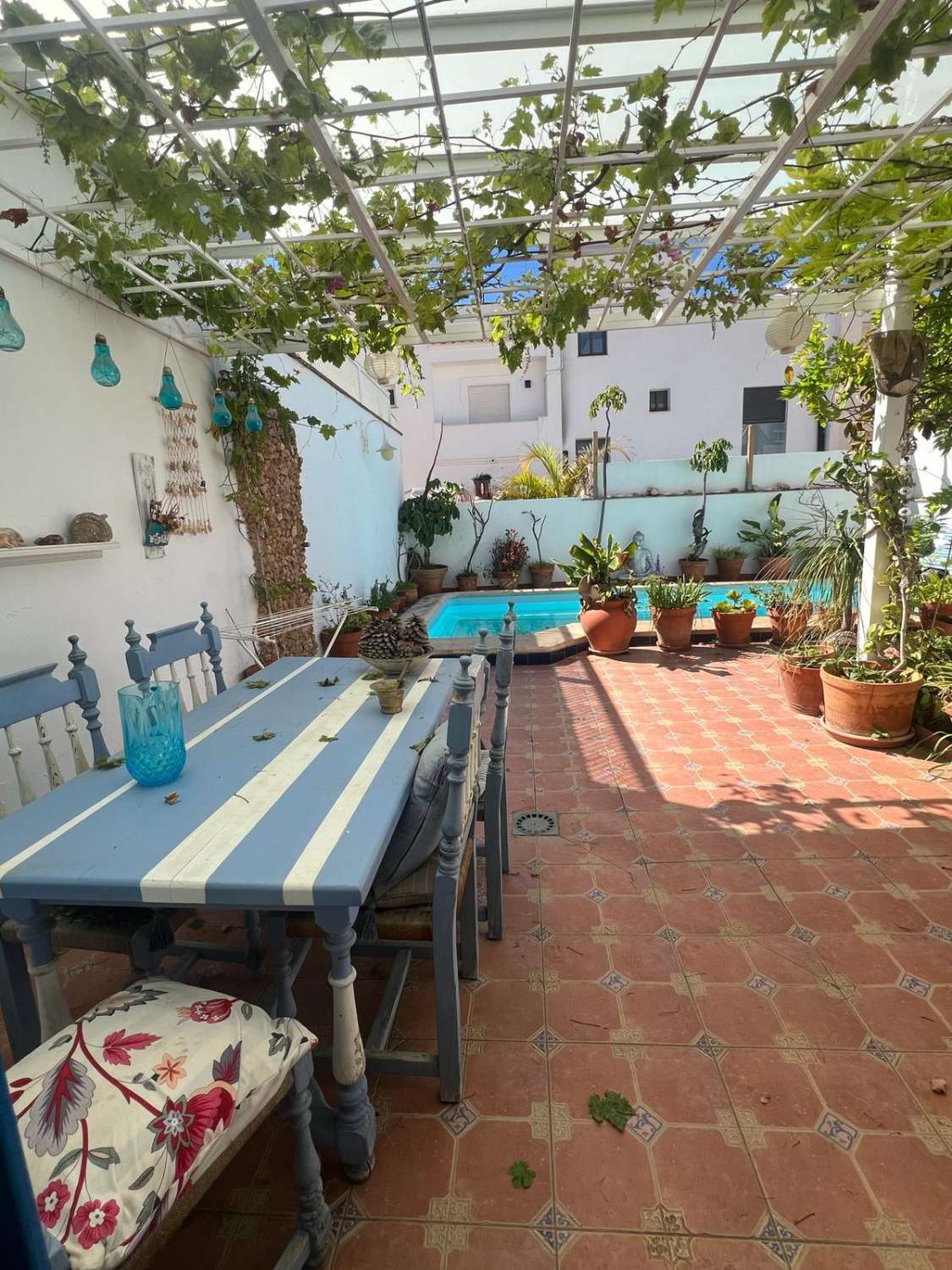 Espaciosa casa con piscina y parking en Nerja