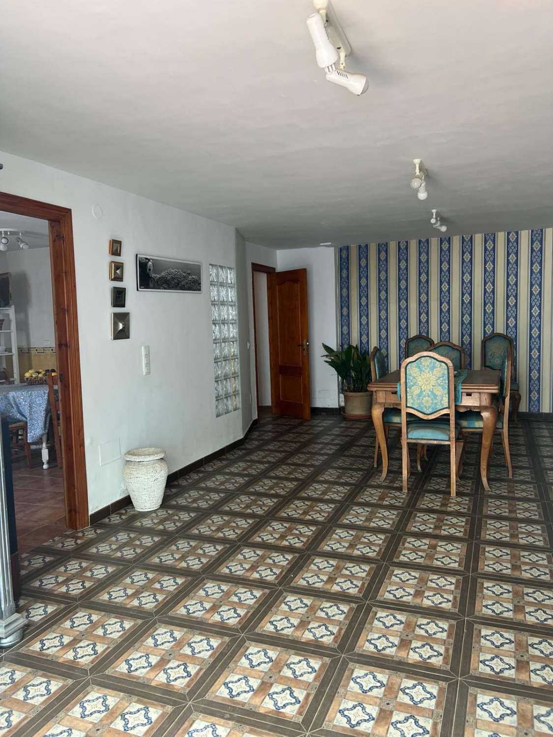 Espaciosa casa con piscina y parking en Nerja
