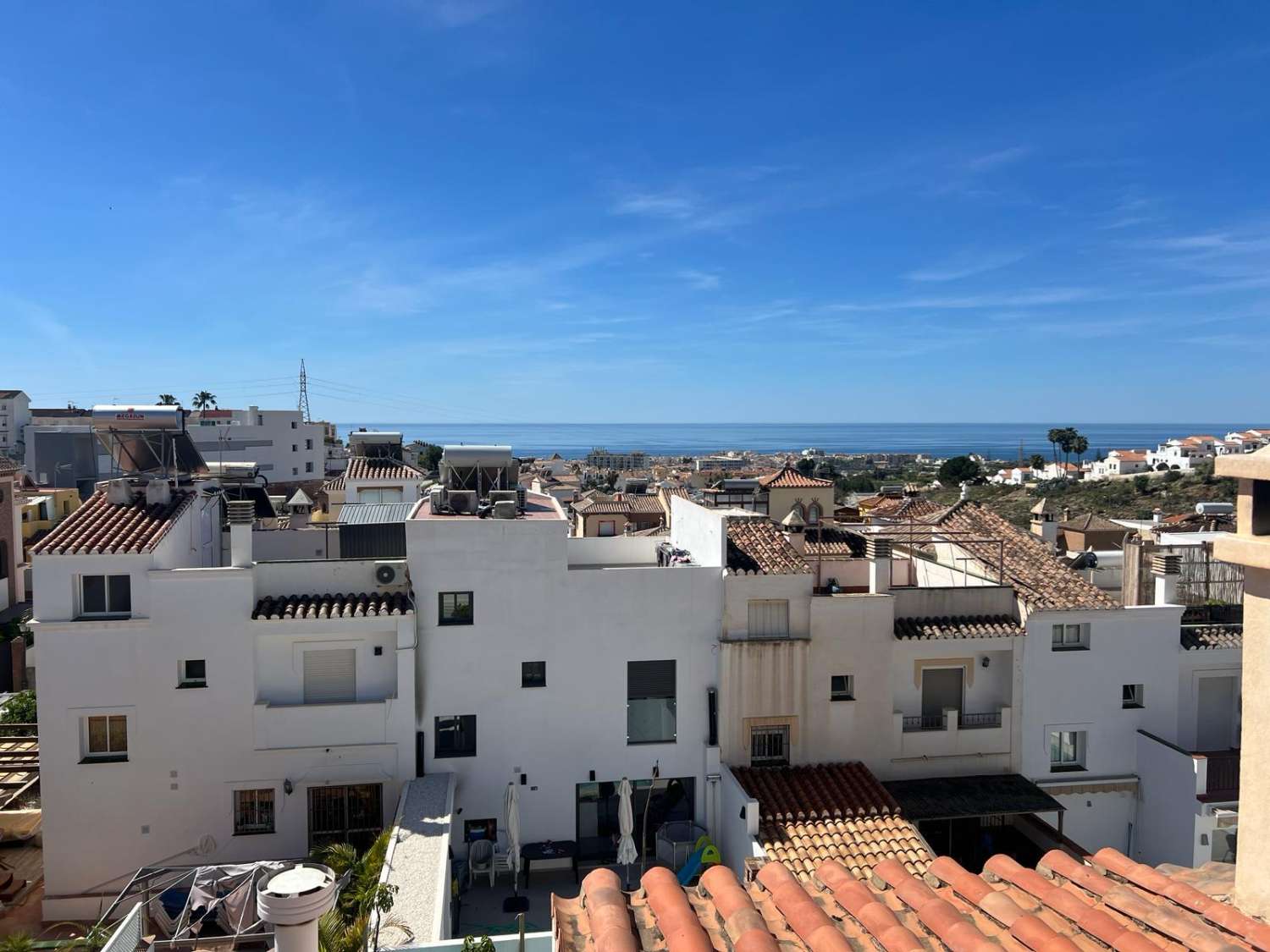 Espaciosa casa con piscina y parking en Nerja