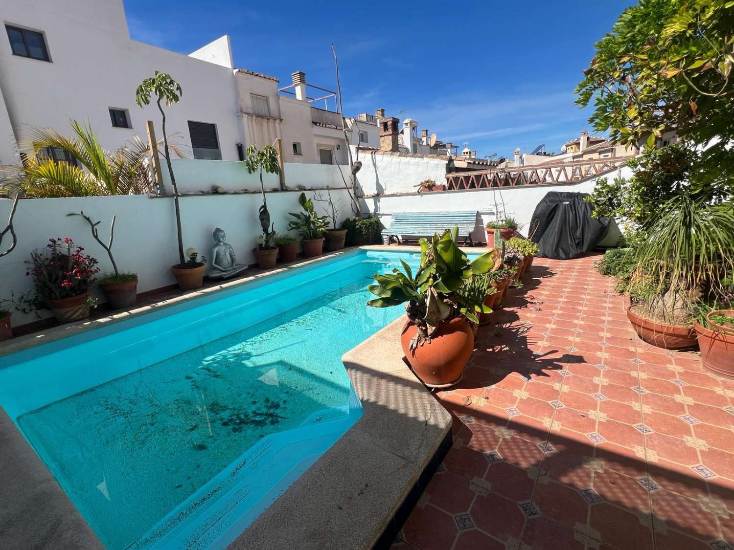 Espaciosa casa con piscina y parking en Nerja