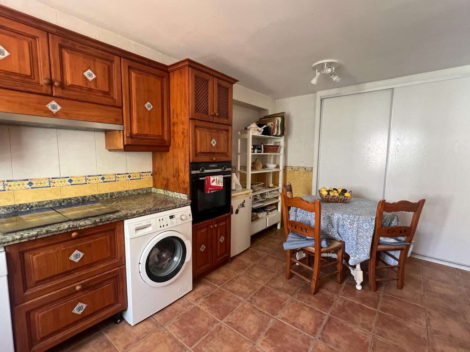 Espaciosa casa con piscina y parking en Nerja