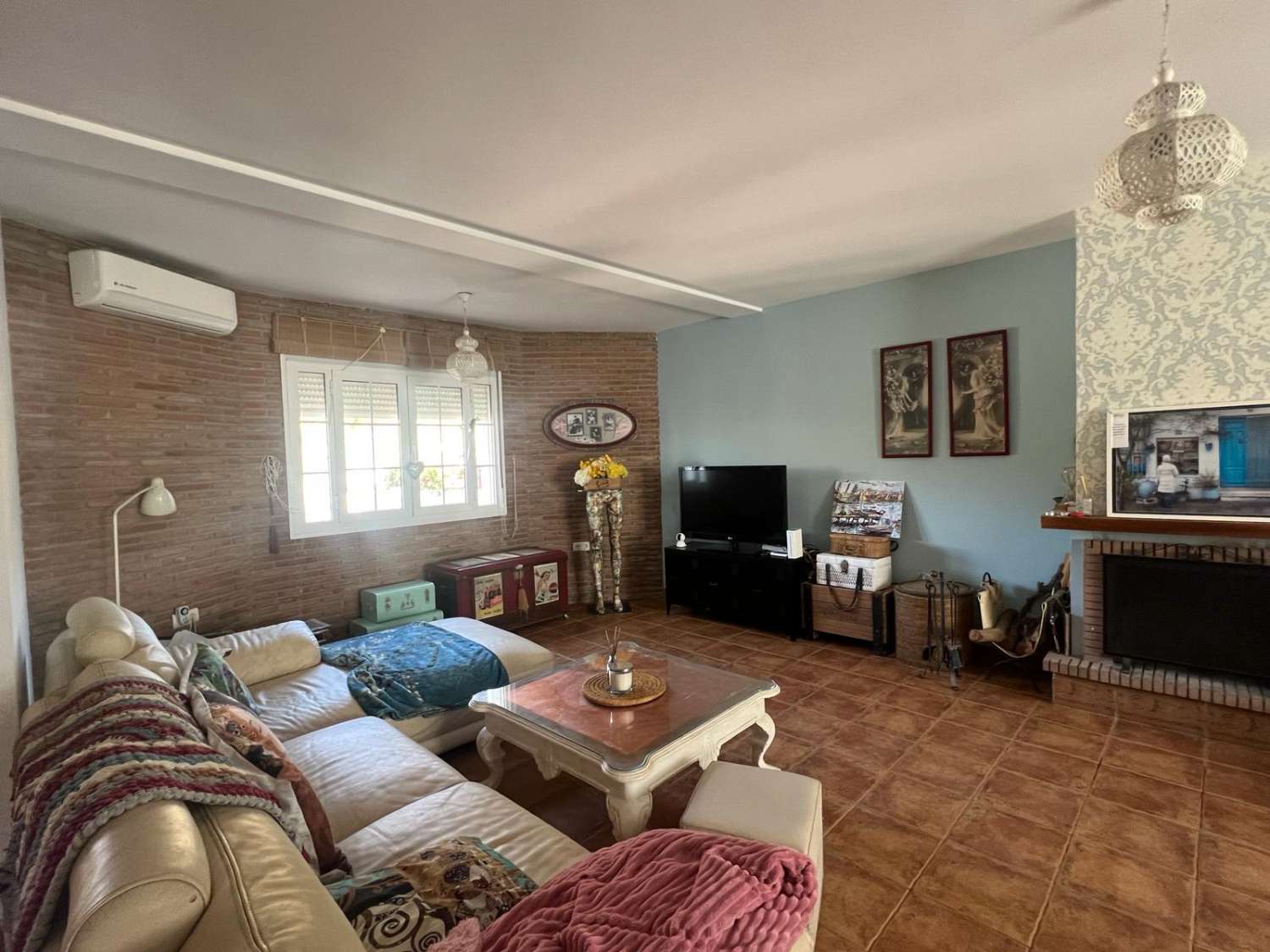 Espaciosa casa con piscina y parking en Nerja