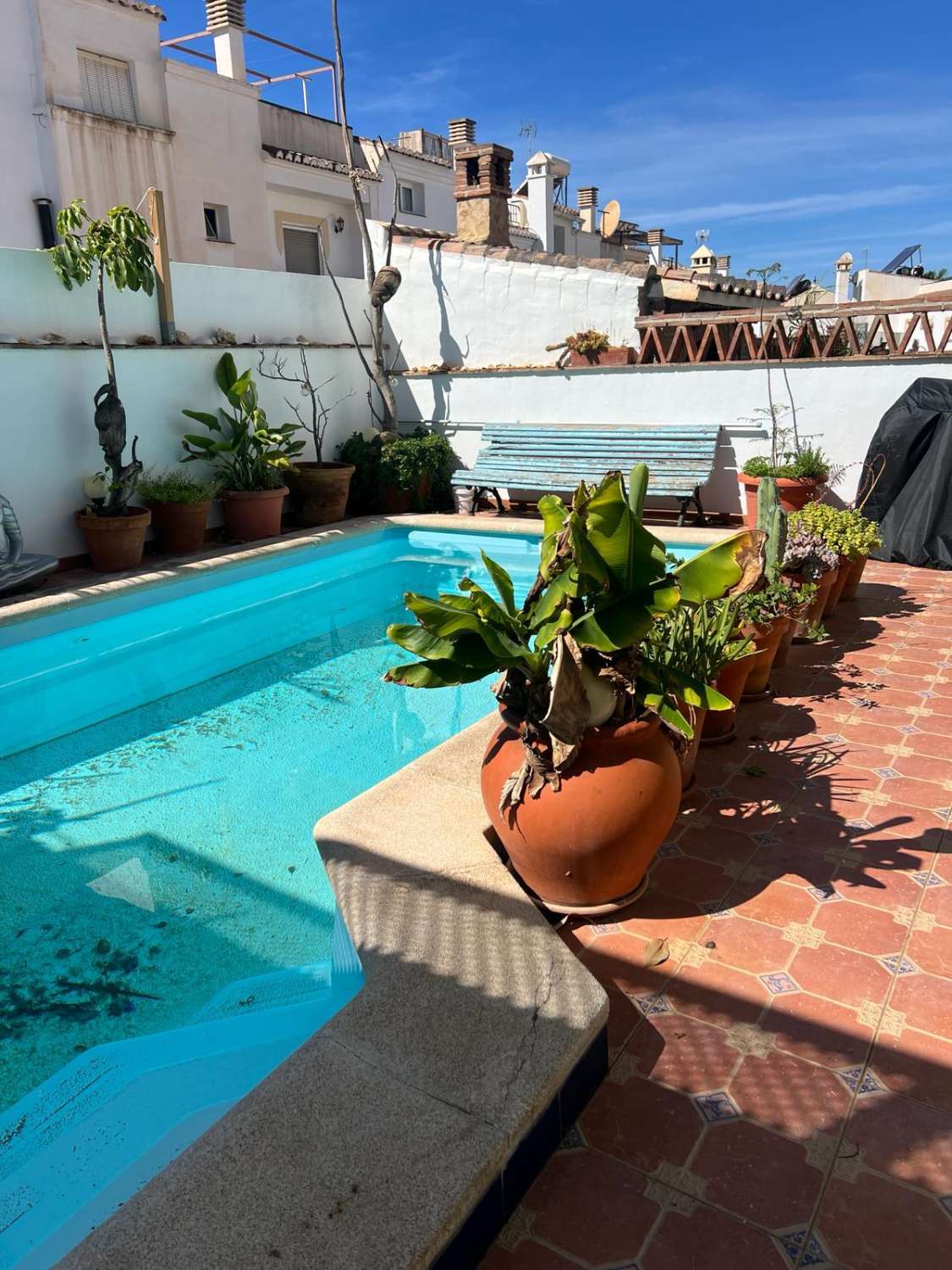 Espaciosa casa con piscina y parking en Nerja