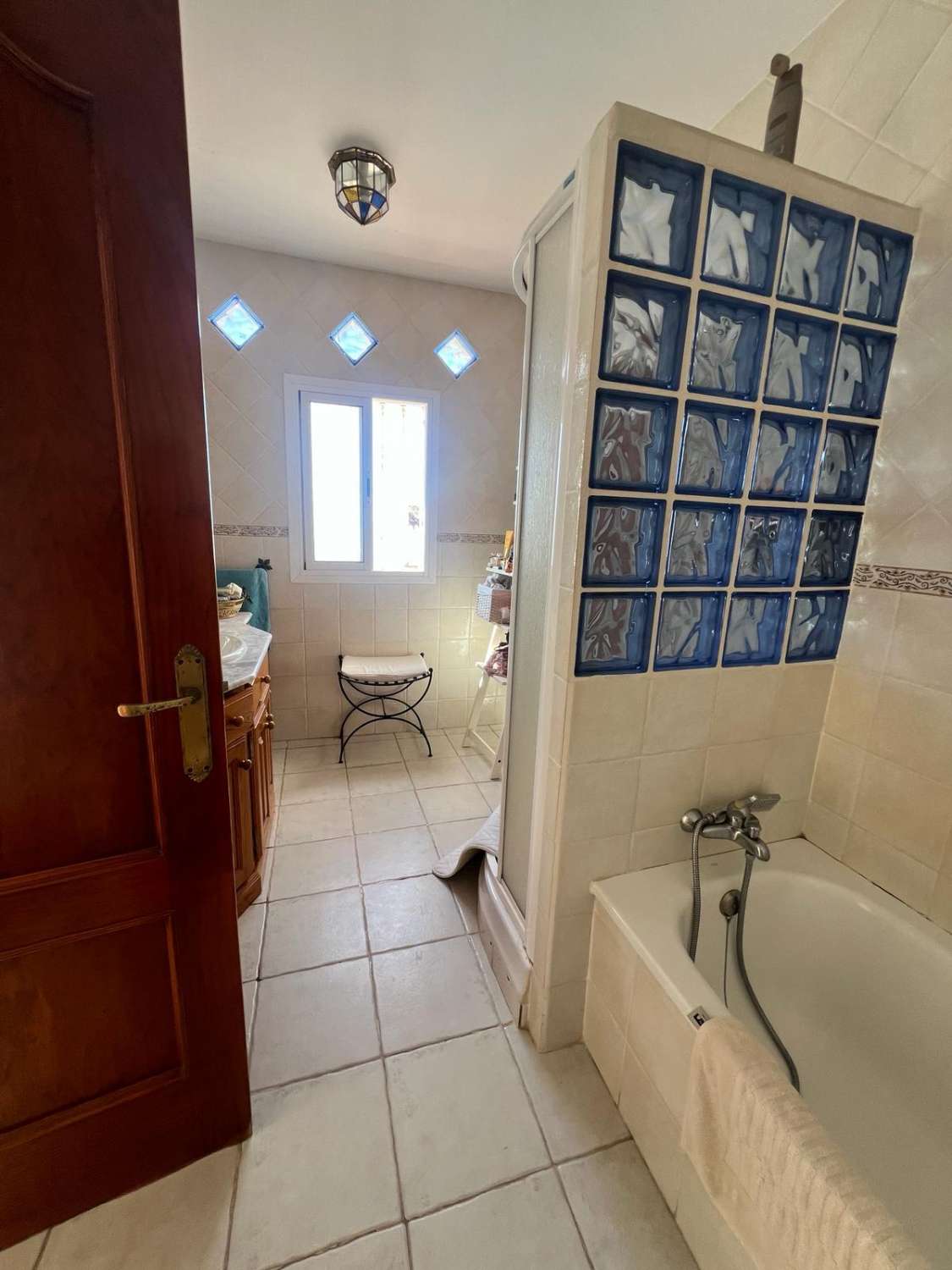 Espaciosa casa con piscina y parking en Nerja