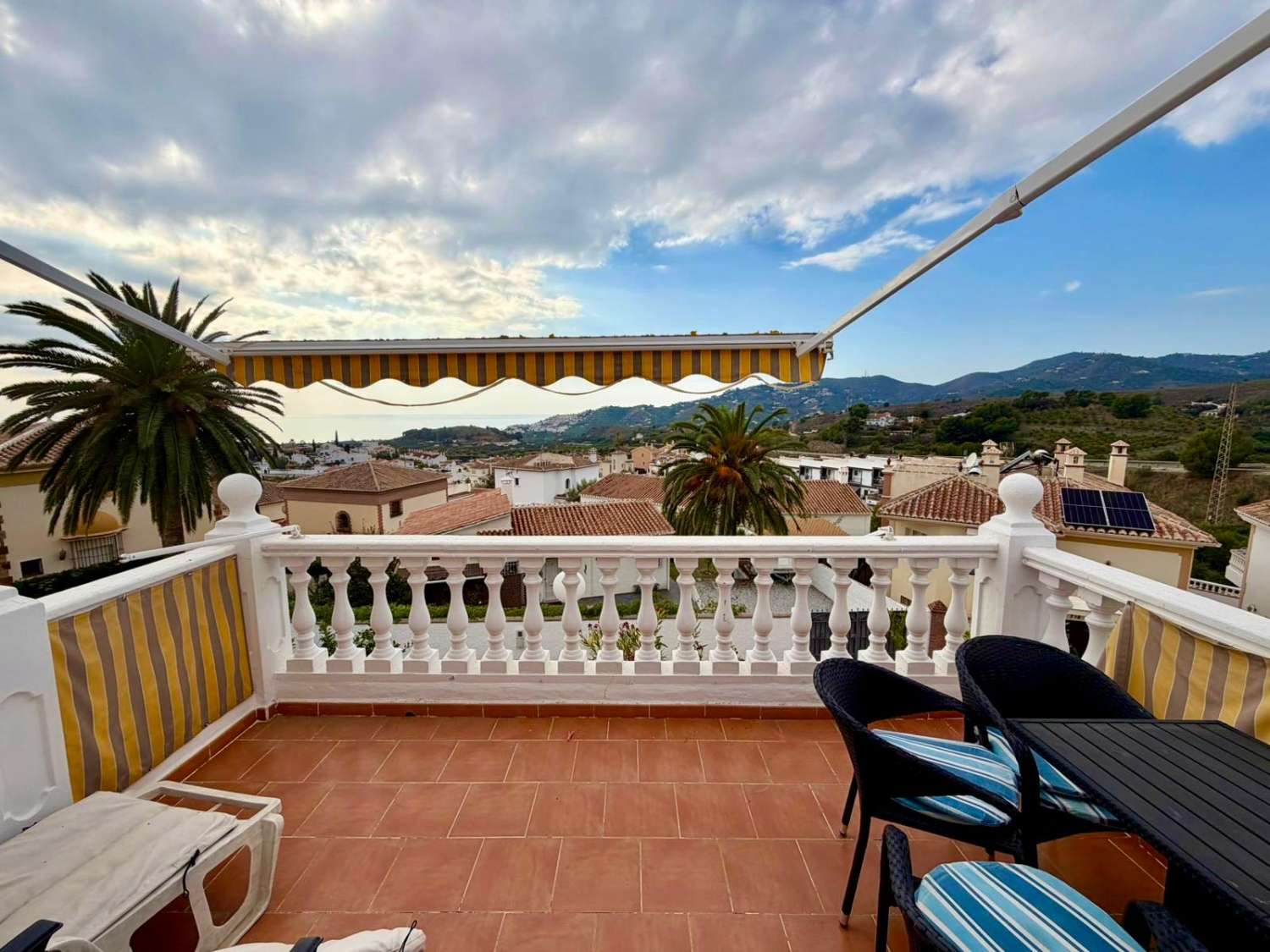 Casa con piscina y vistas al mar