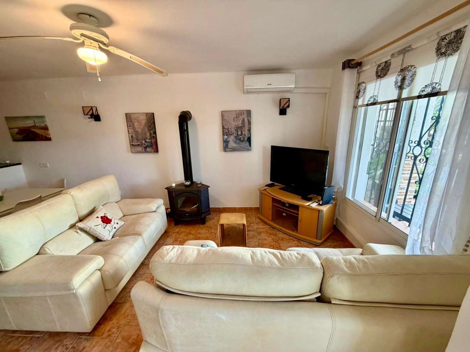 Casa con piscina y vistas al mar