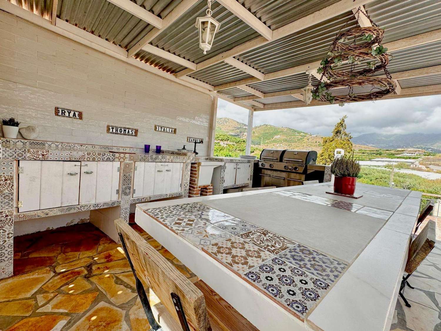 Preciosa villa en el campo con vistas al mar - a 8 mins del centro de Nerja