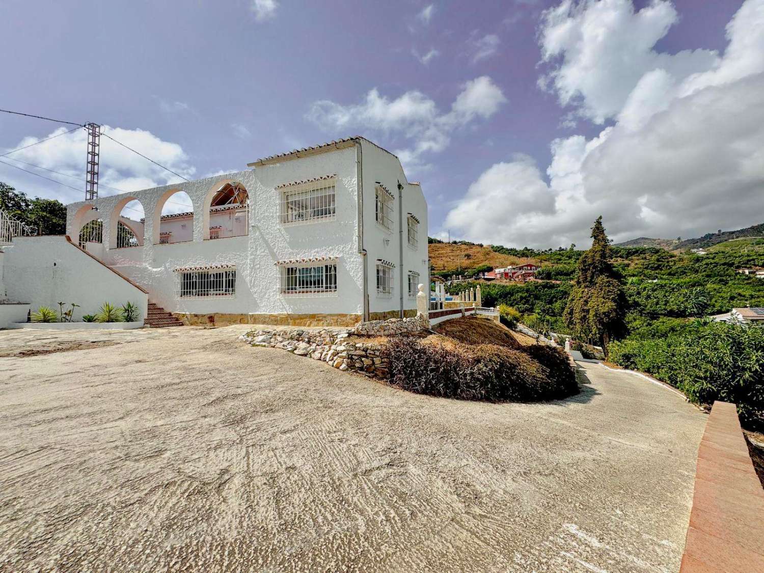 Preciosa villa en el campo con vistas al mar - a 8 mins del centro de Nerja