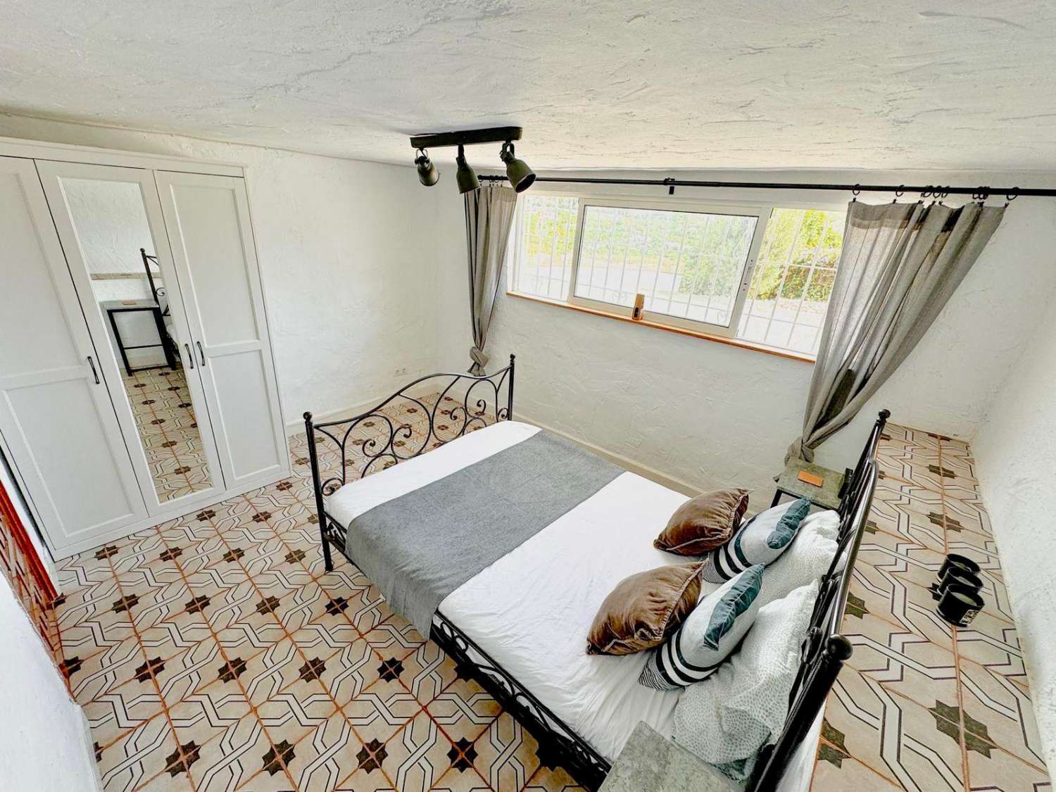 Preciosa villa en el campo con vistas al mar - a 8 mins del centro de Nerja