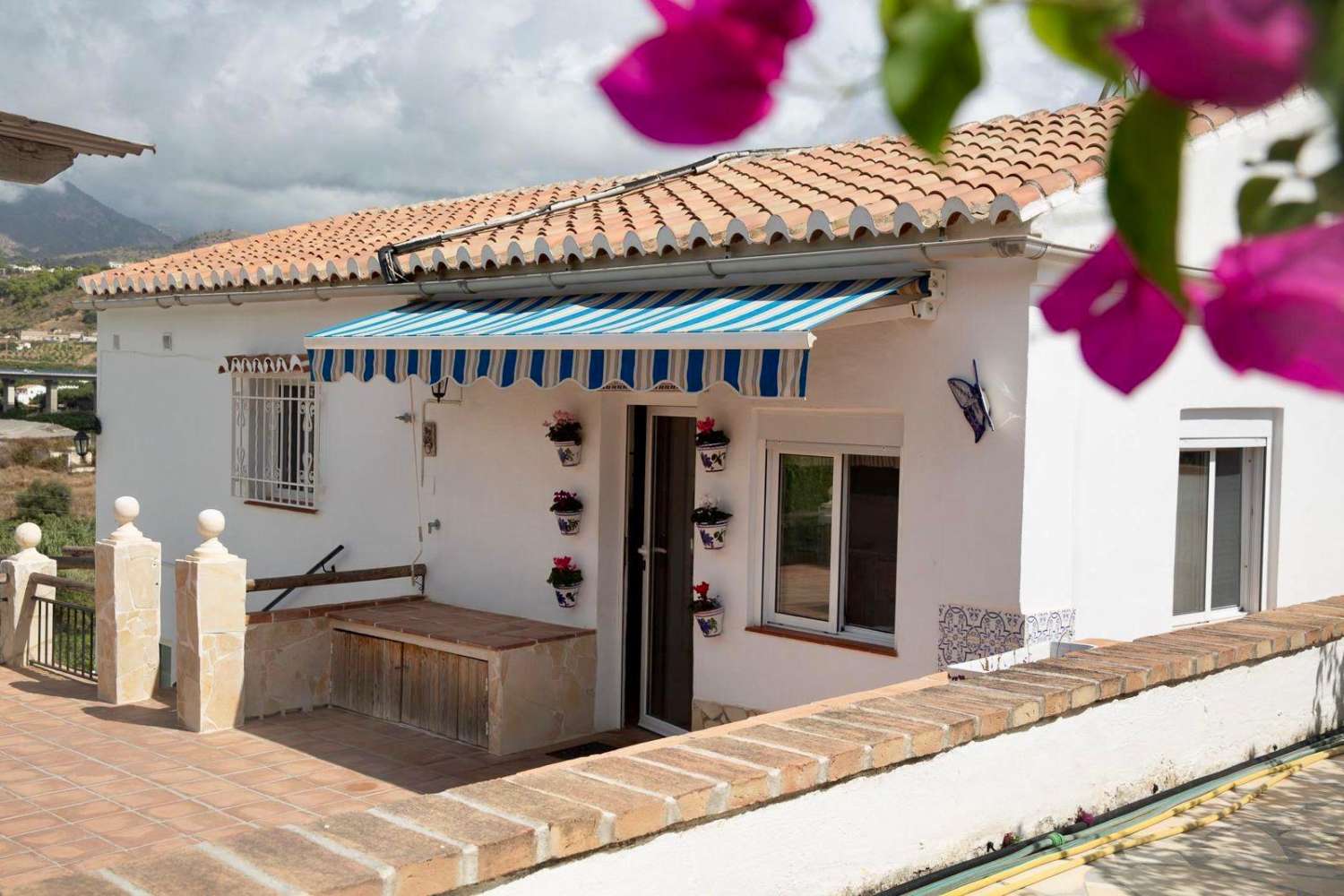 Preciosa villa en el campo con vistas al mar - a 8 mins del centro de Nerja