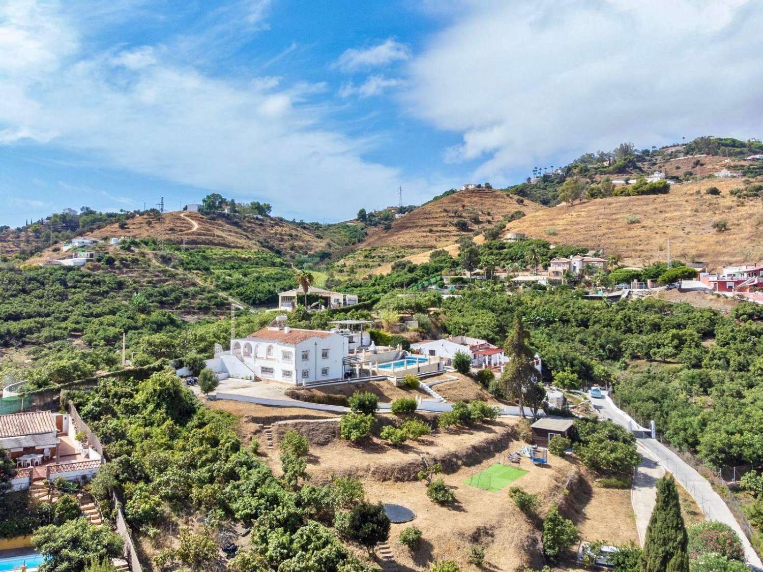 Preciosa villa en el campo con vistas al mar - a 8 mins del centro de Nerja