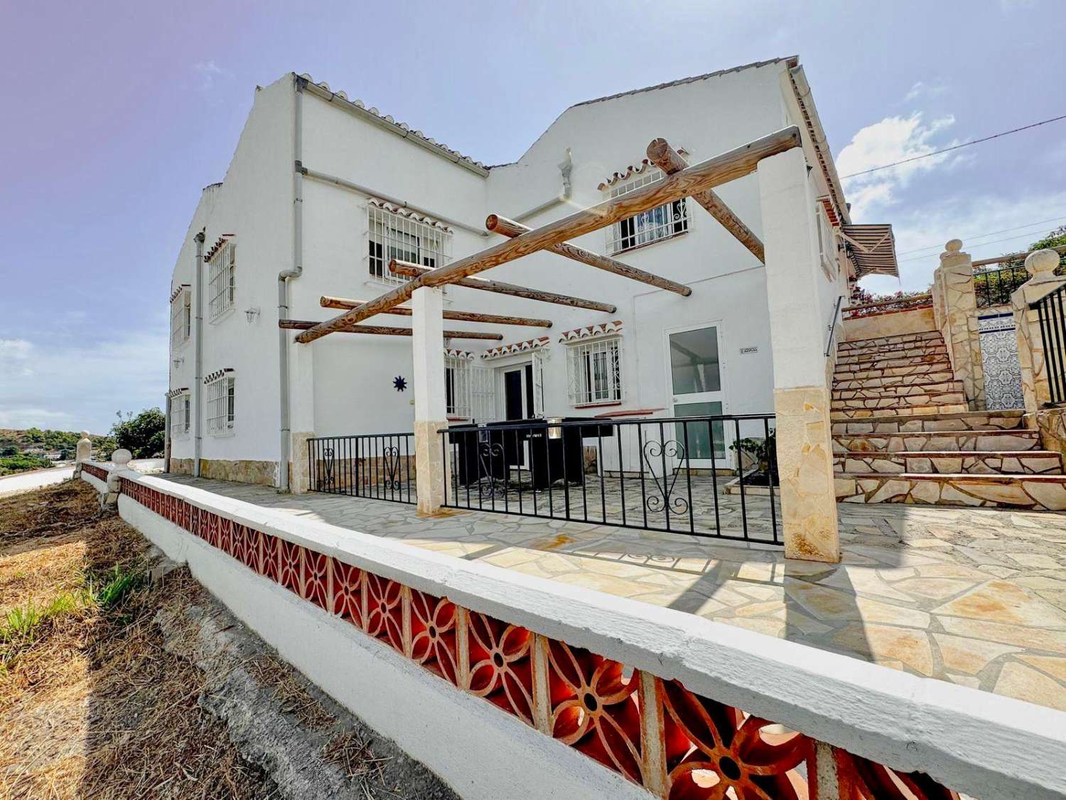 Preciosa villa en el campo con vistas al mar - a 8 mins del centro de Nerja