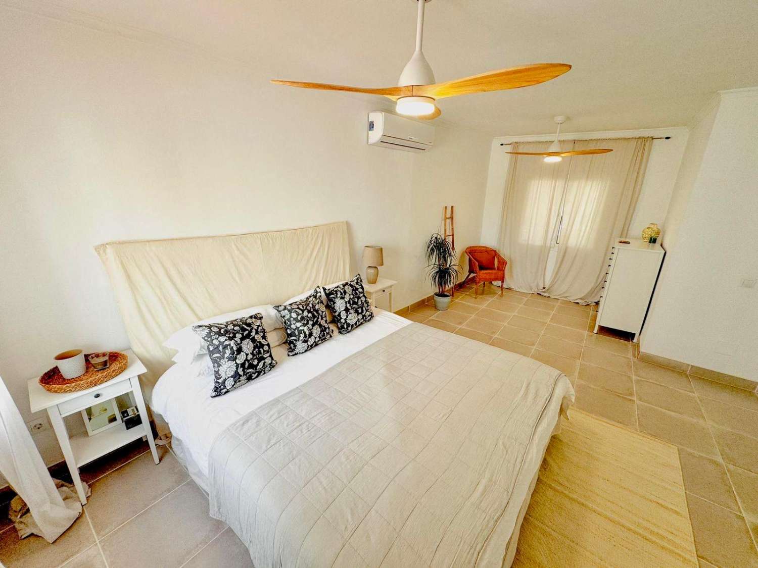 Preciosa villa en el campo con vistas al mar - a 8 mins del centro de Nerja