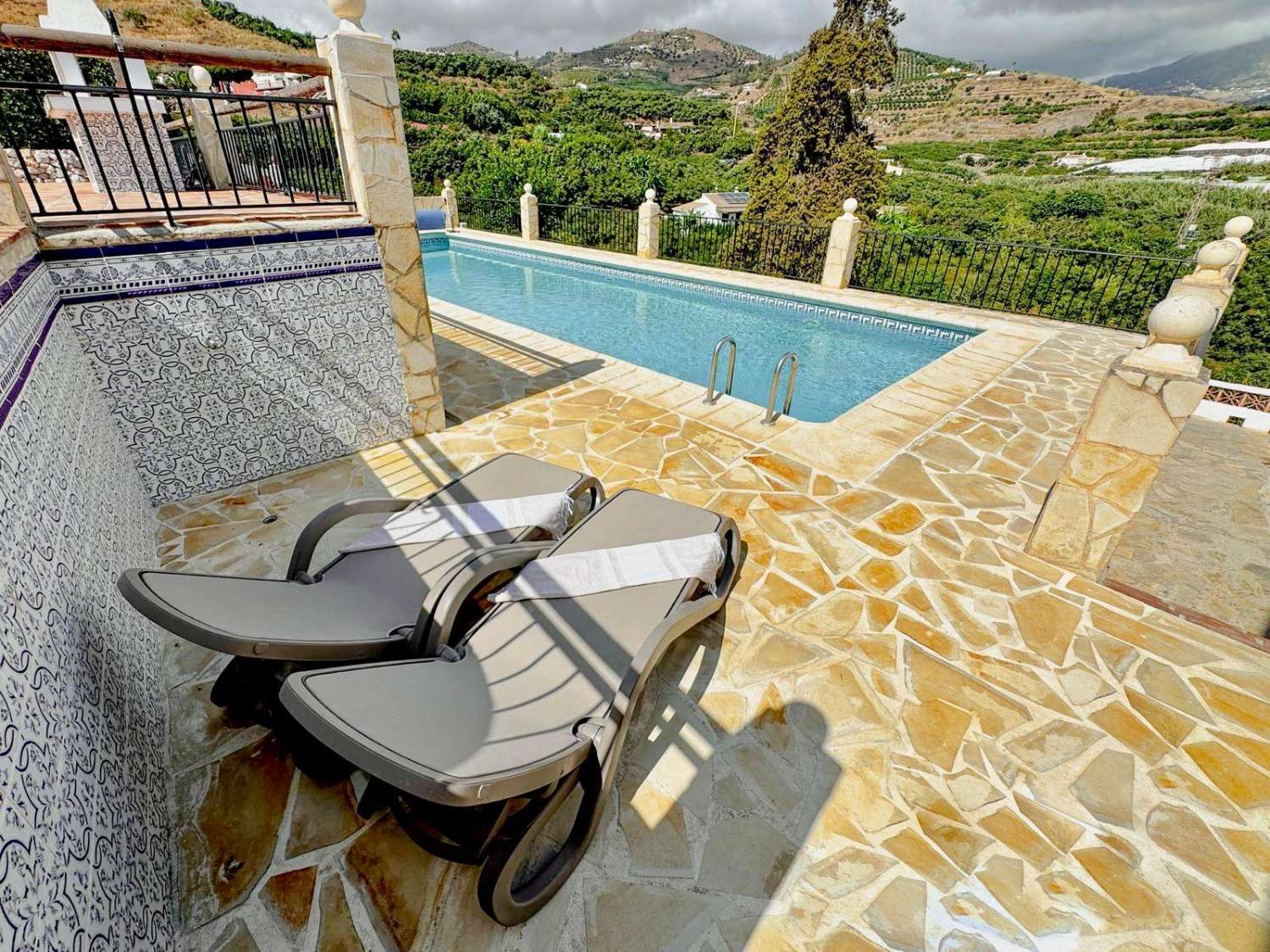 Preciosa villa en el campo con vistas al mar - a 8 mins del centro de Nerja