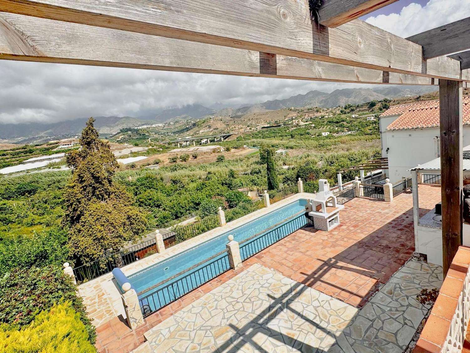 Preciosa villa en el campo con vistas al mar - a 8 mins del centro de Nerja