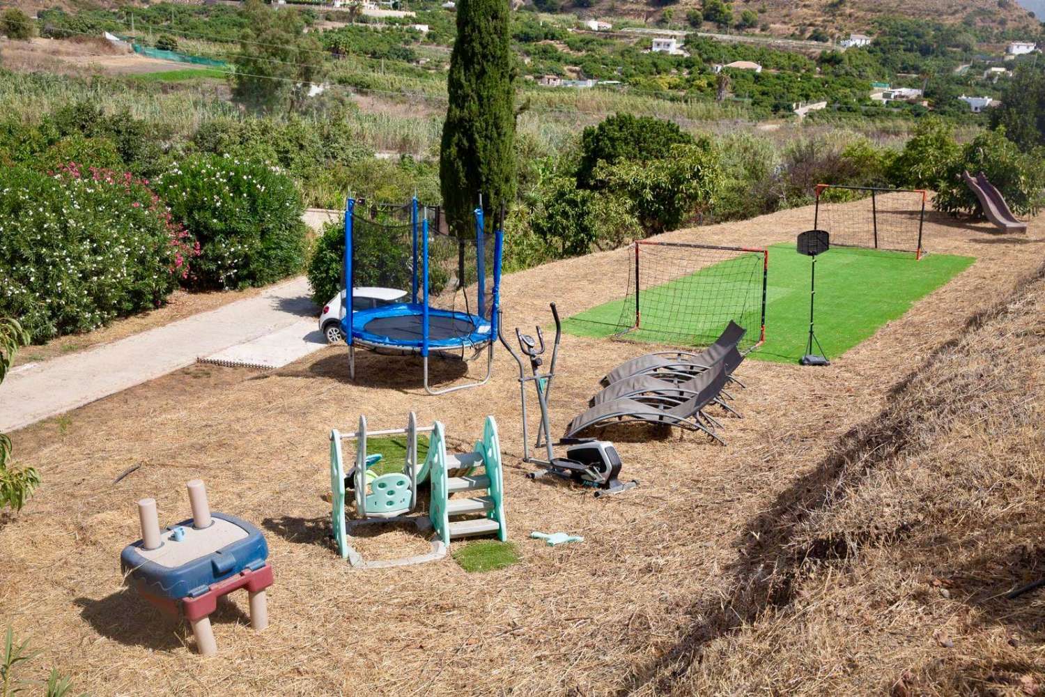 Preciosa villa en el campo con vistas al mar - a 8 mins del centro de Nerja