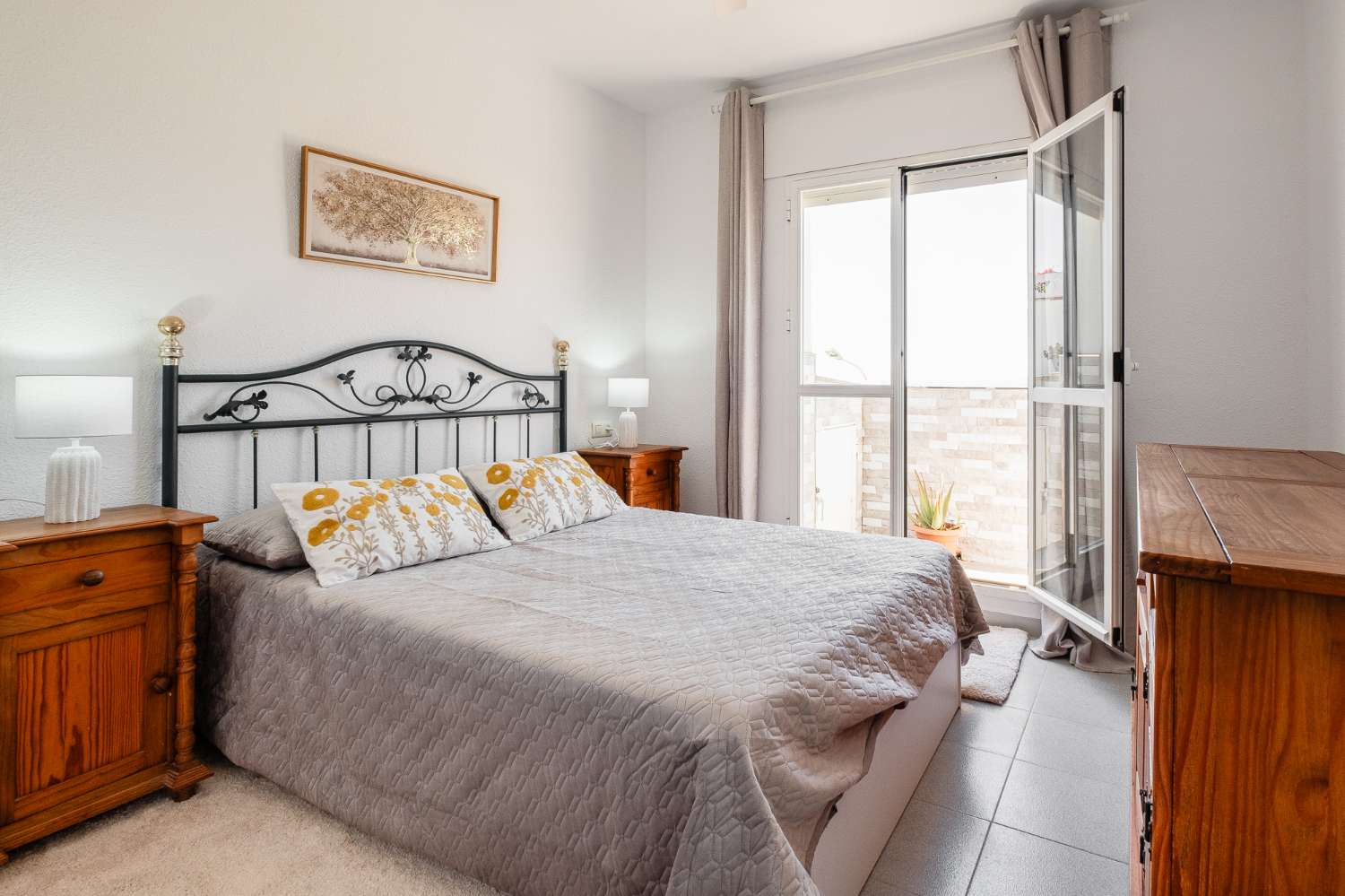 Apartamento con vistas al mar y a la montaña situado en una urbanización tranquila en Torrox Costa