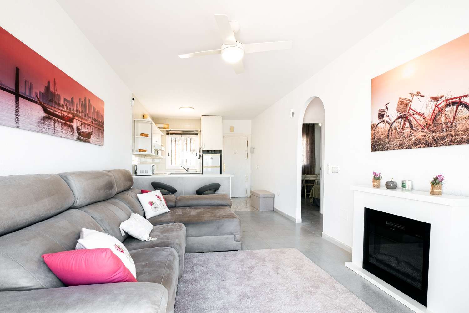 Apartamento con vistas al mar y a la montaña situado en una urbanización tranquila en Torrox Costa