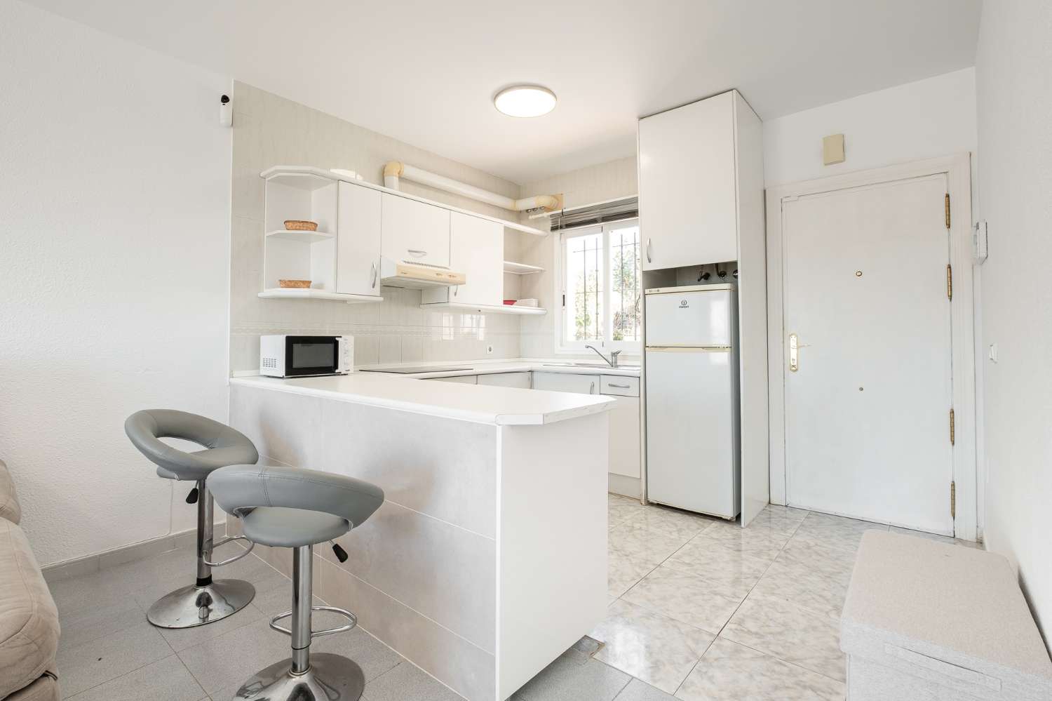 Apartamento con vistas al mar y a la montaña situado en una urbanización tranquila en Torrox Costa