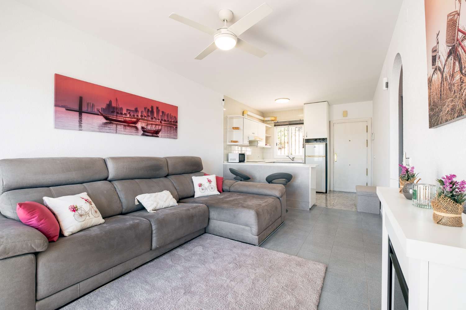 Apartamento con vistas al mar y a la montaña situado en una urbanización tranquila en Torrox Costa