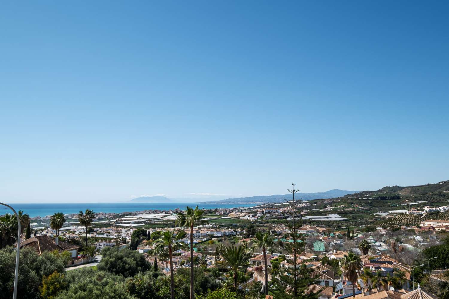 Apartamento con vistas al mar y a la montaña situado en una urbanización tranquila en Torrox Costa