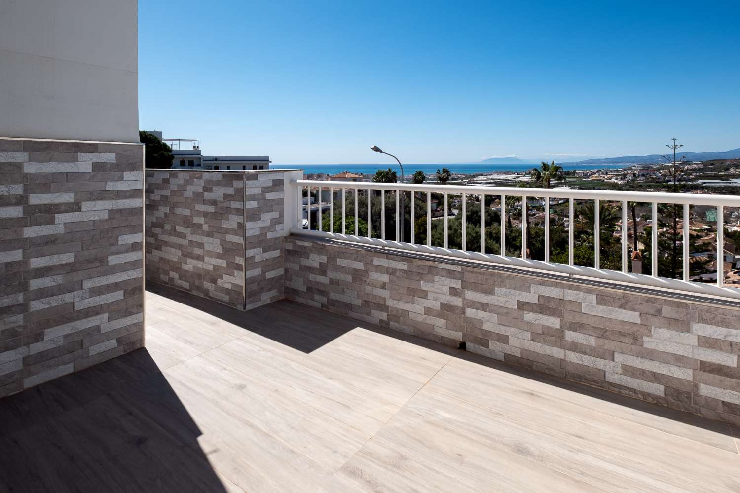 Apartamento con vistas al mar y a la montaña situado en una urbanización tranquila en Torrox Costa