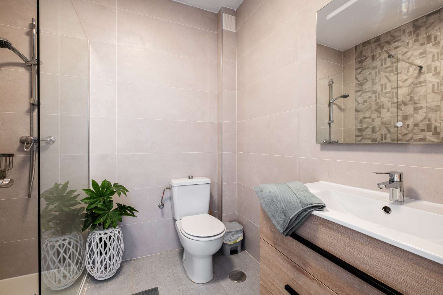 Apartamento con vistas al mar y a la montaña situado en una urbanización tranquila en Torrox Costa