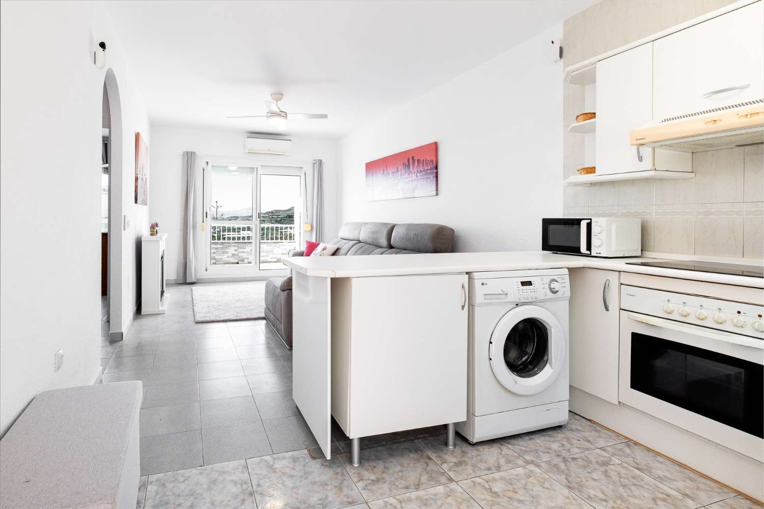 Apartamento con vistas al mar y a la montaña situado en una urbanización tranquila en Torrox Costa