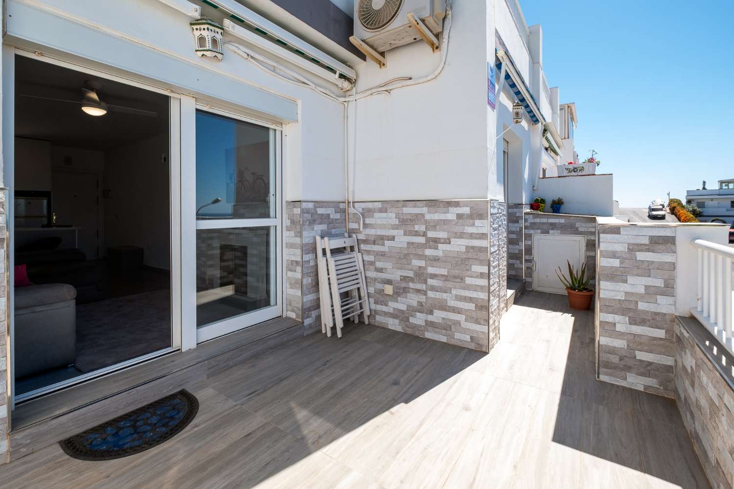 Apartamento con vistas al mar y a la montaña situado en una urbanización tranquila en Torrox Costa