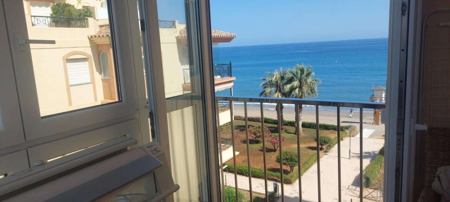 Exclusivo apartamento en primera linea de playa en Peñoncillo ( Torrox costa)