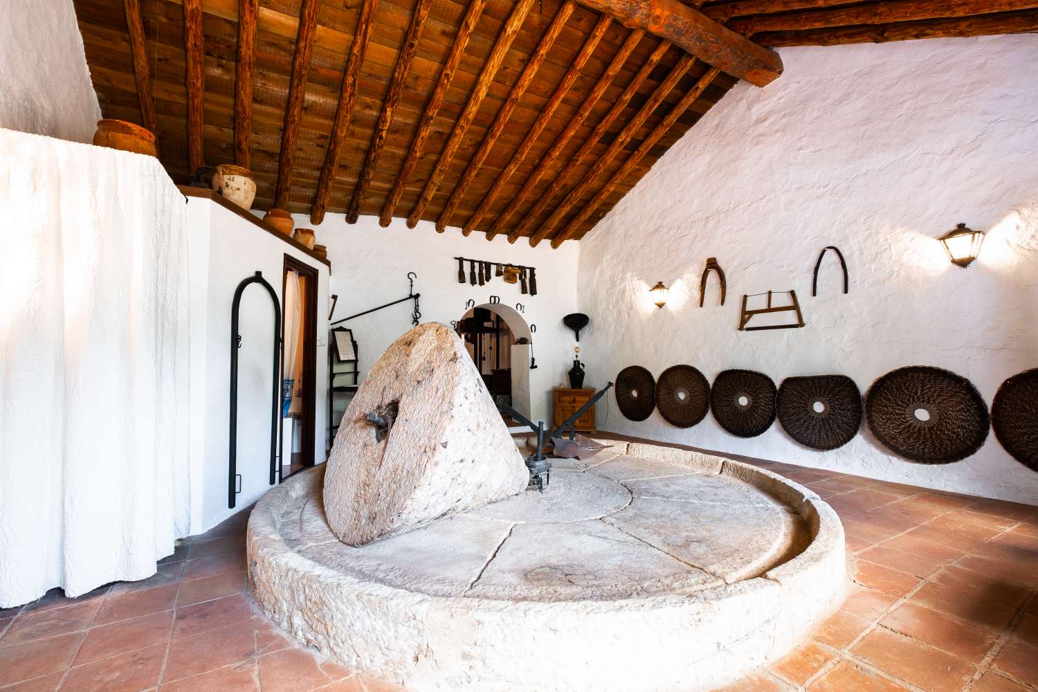 Cortijo en Rio de la Miel, antiguo molino de aceite