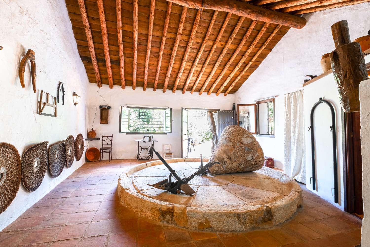 Cortijo en Rio de la Miel, antiguo molino de aceite