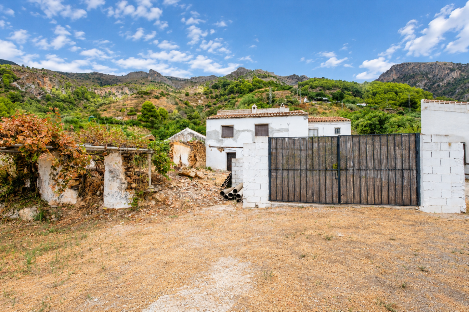 Cortijo en Rio de la Miel, antiguo molino de aceite